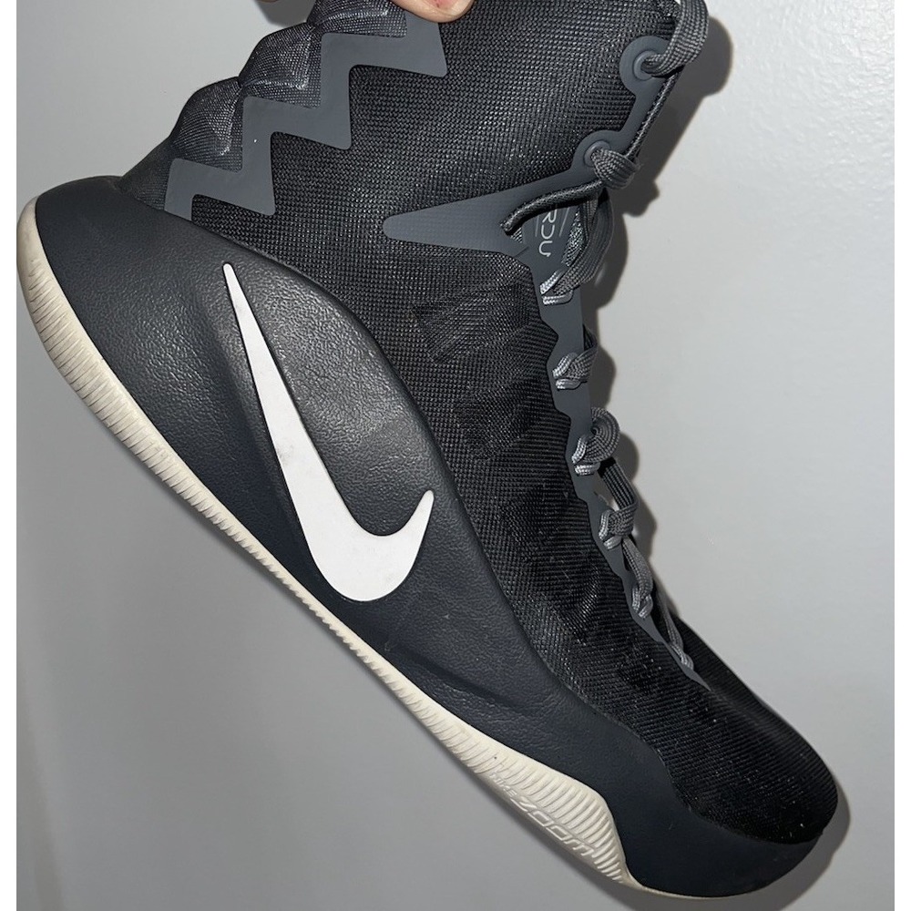 (B6/N)The Hyperdunk 2016 from Nike features lace up high top Size 11
